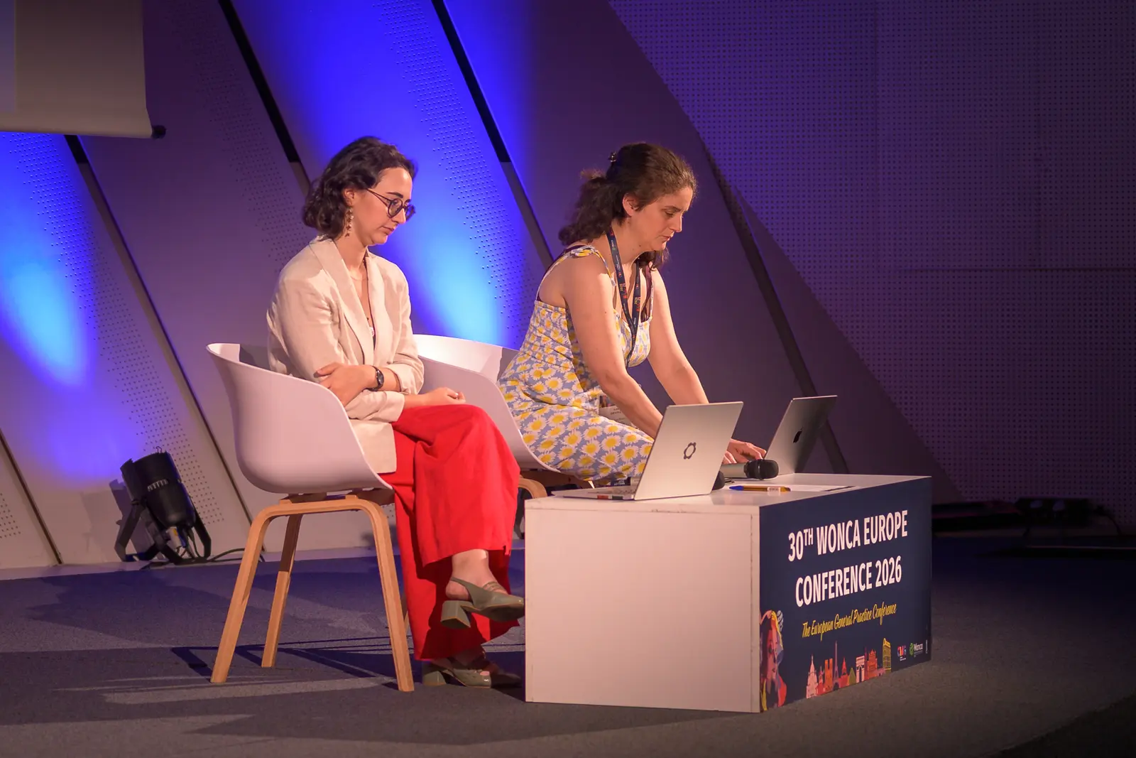 Table ronde entre intervenantes lors d'un événement d'entreprise