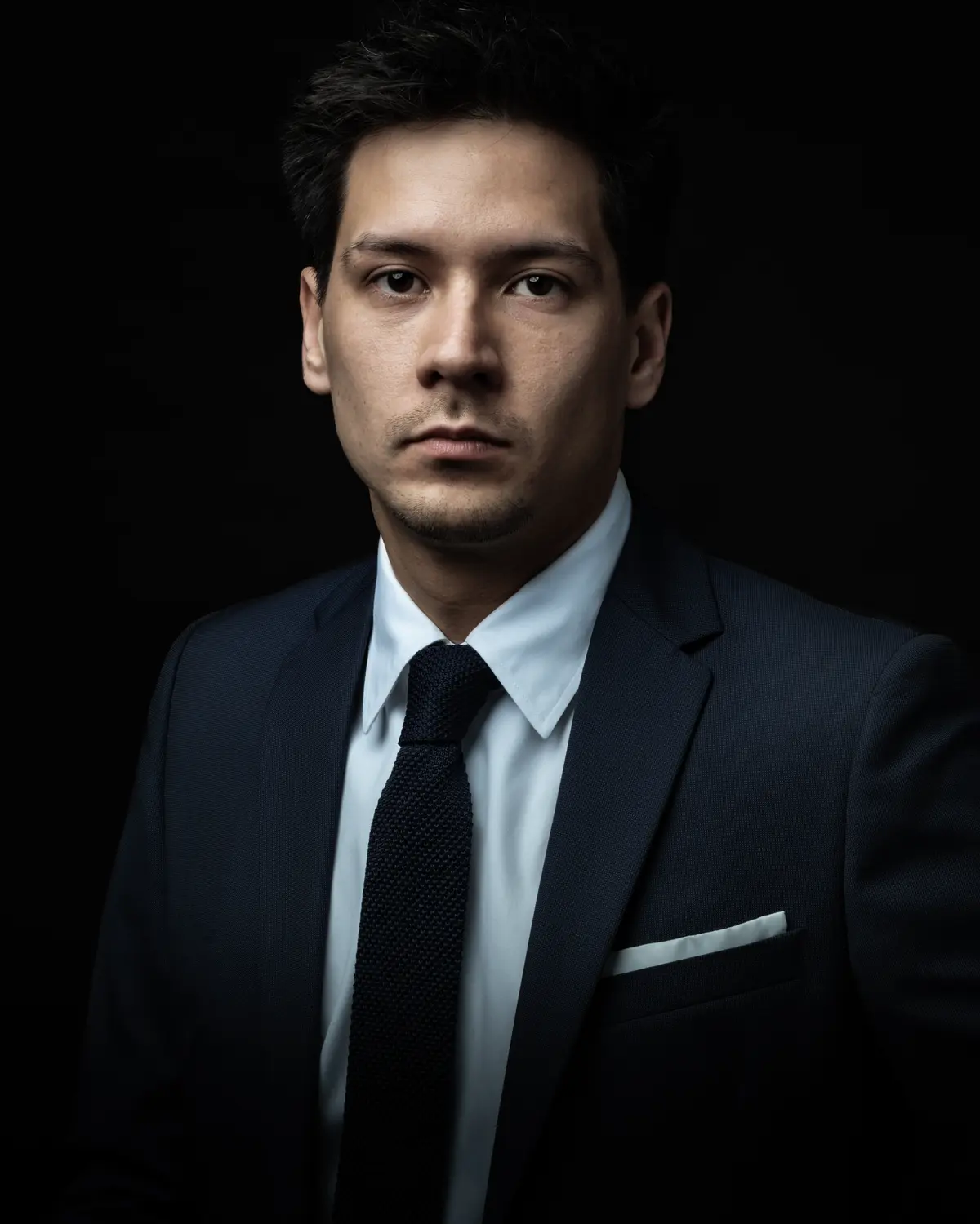 Portrait corporate d'un dirigeant en costume, studio mobile en entreprise à Paris