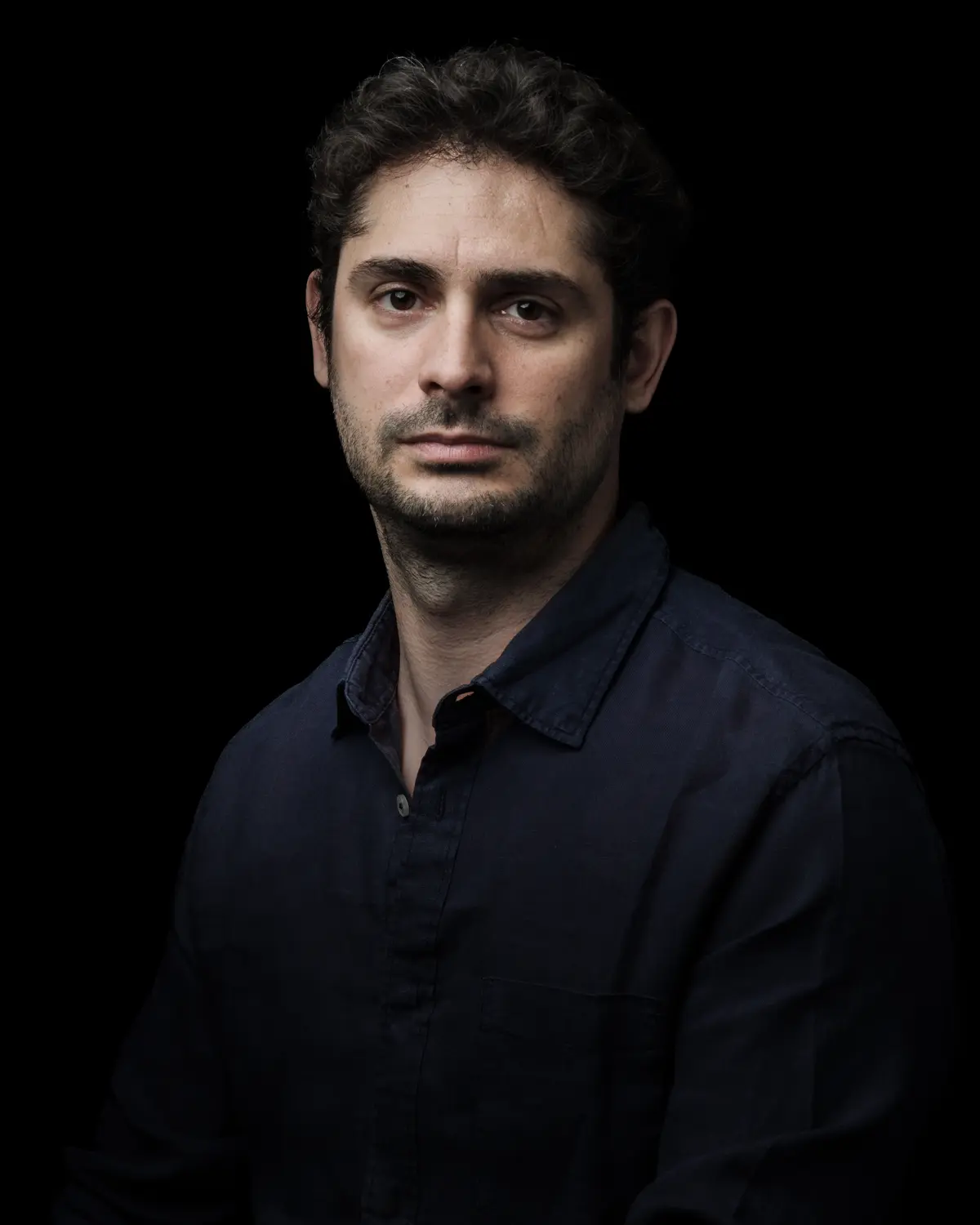 Portrait professionnel d'un collaborateur en studio mobile