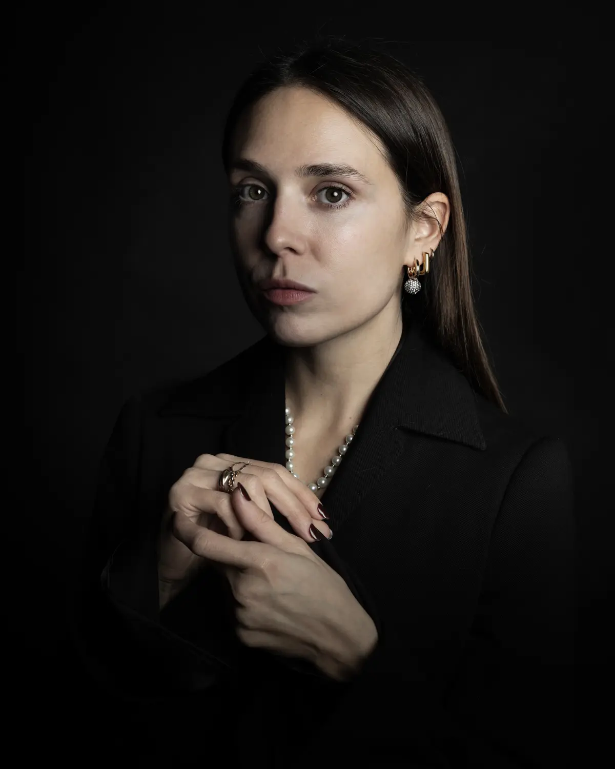 Portrait corporate féminin, éclairage studio, photographe entreprise Paris
