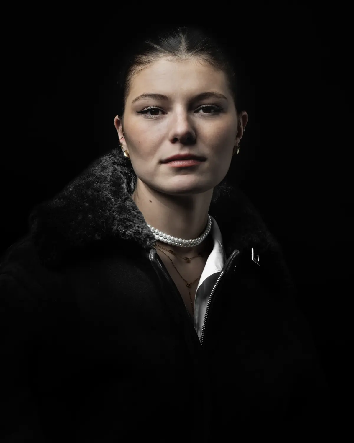 Portrait corporate d'une jeune collaboratrice, éclairage doux