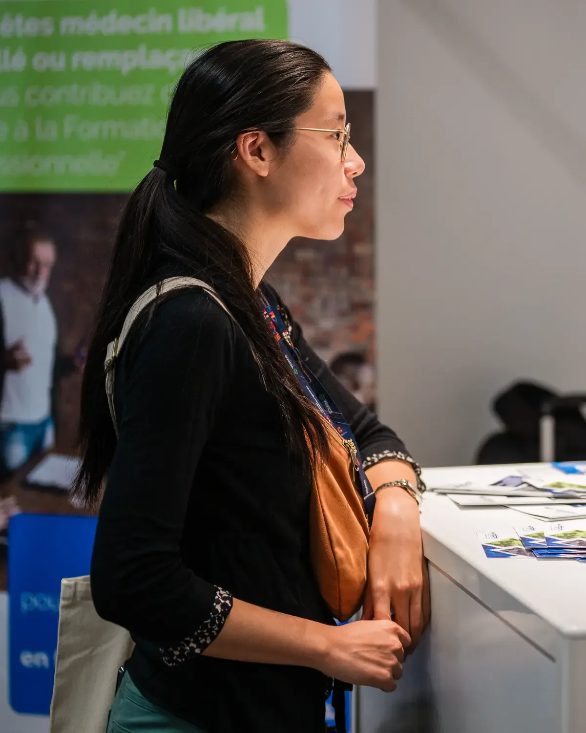 Participante attentive lors d'un salon professionnel