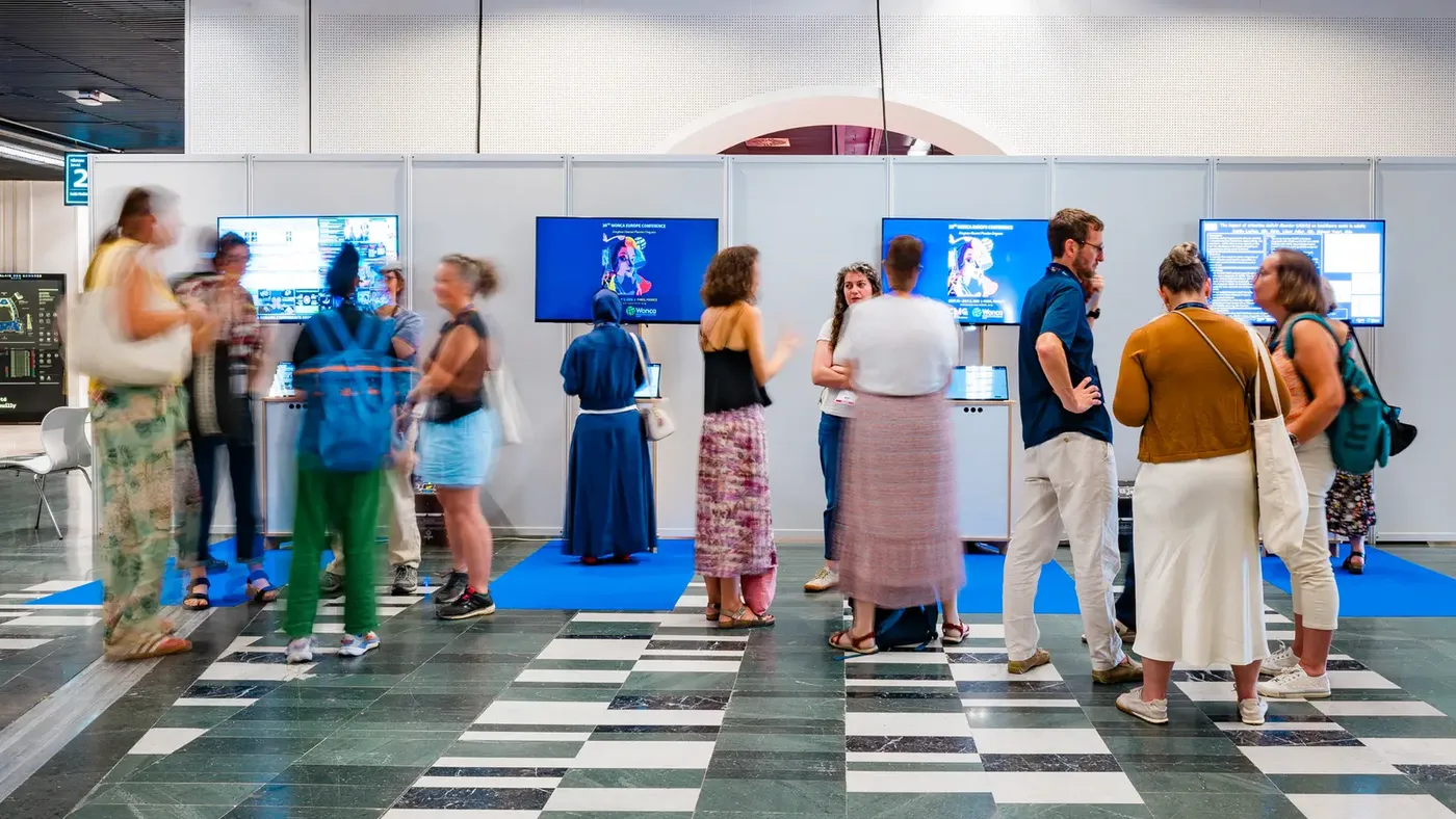 Participants réunis dans un espace d'exposition lors d'un événement professionnel