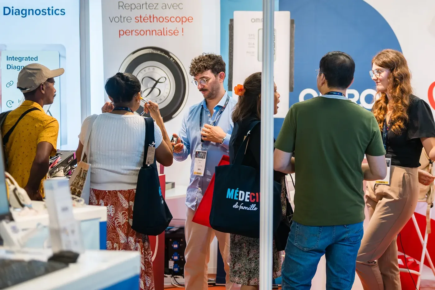 Visiteurs et exposants sur un stand lors d'un salon professionnel