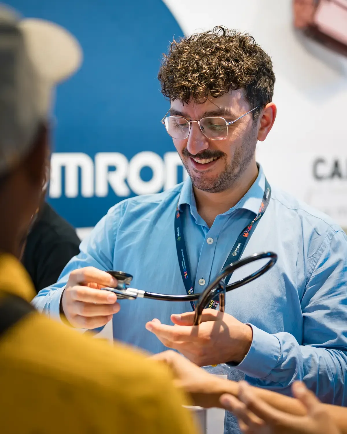 Échange animé sur le stand d'un salon professionnel