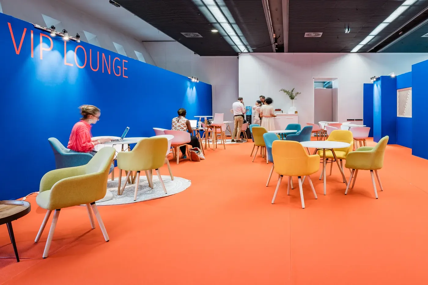 Espace lounge aménagé pour les pauses d'un événement professionnel