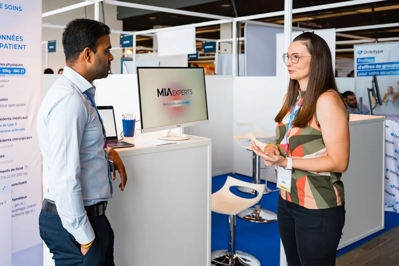 Échange entre deux participants lors d'un événement professionnel