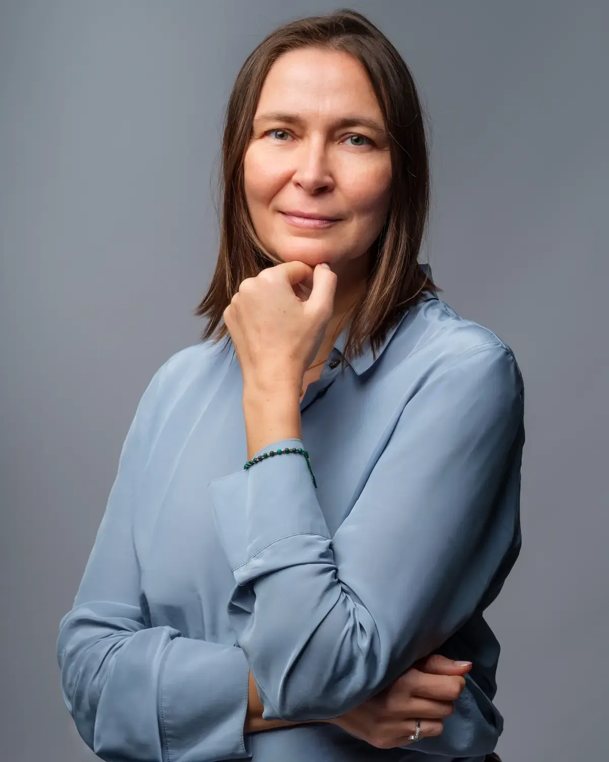 Portrait corporate d'une femme en chemise bleue