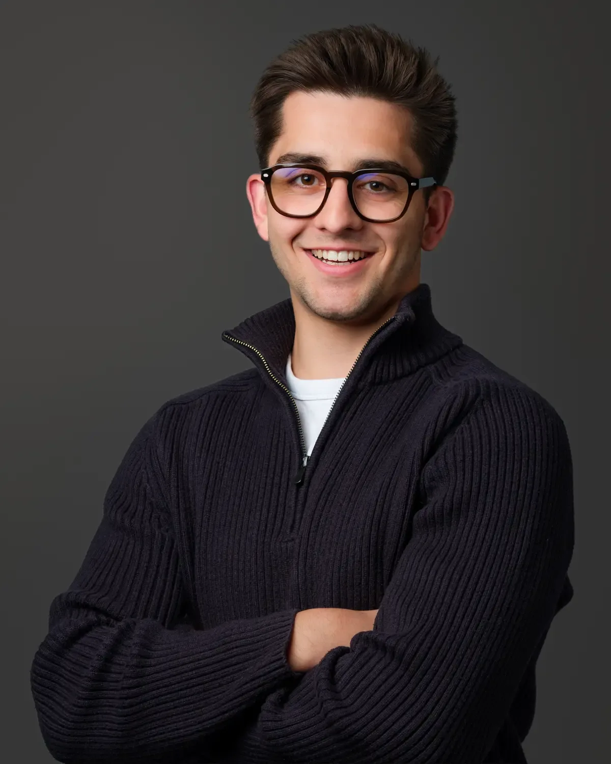 Portrait corporate d'un jeune homme à lunettes