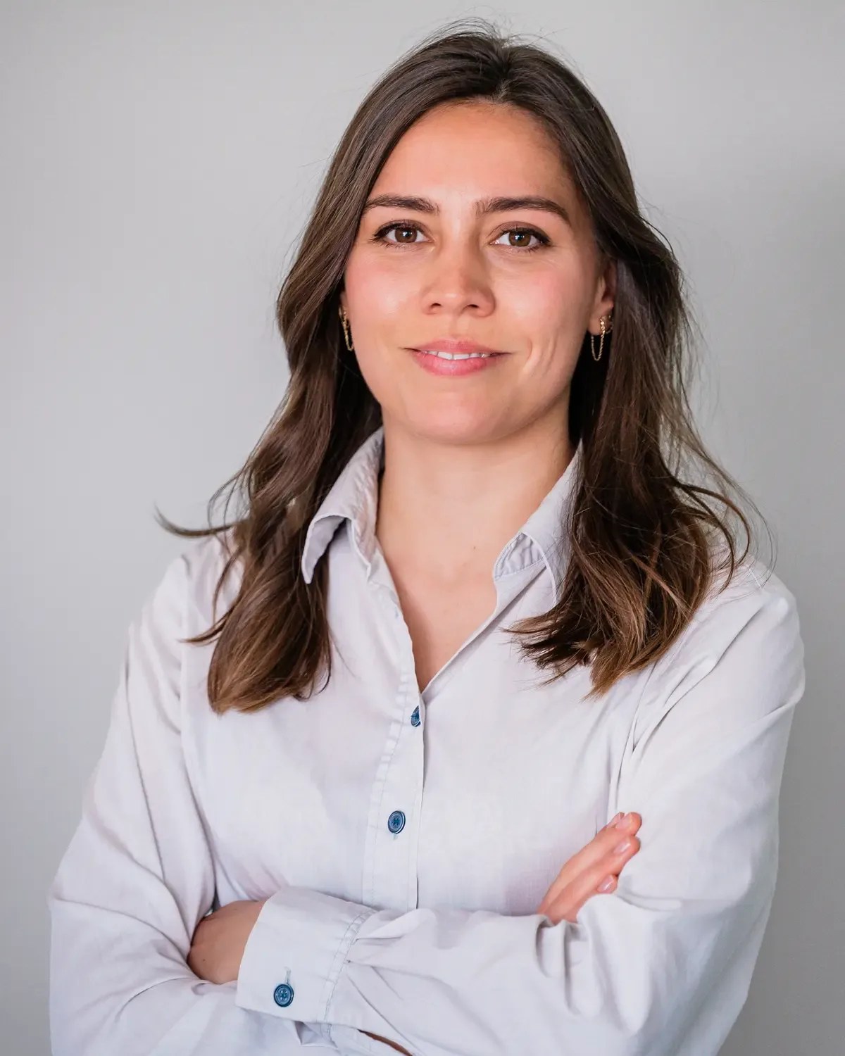Portrait corporate d'une collaboratrice, bras croisés