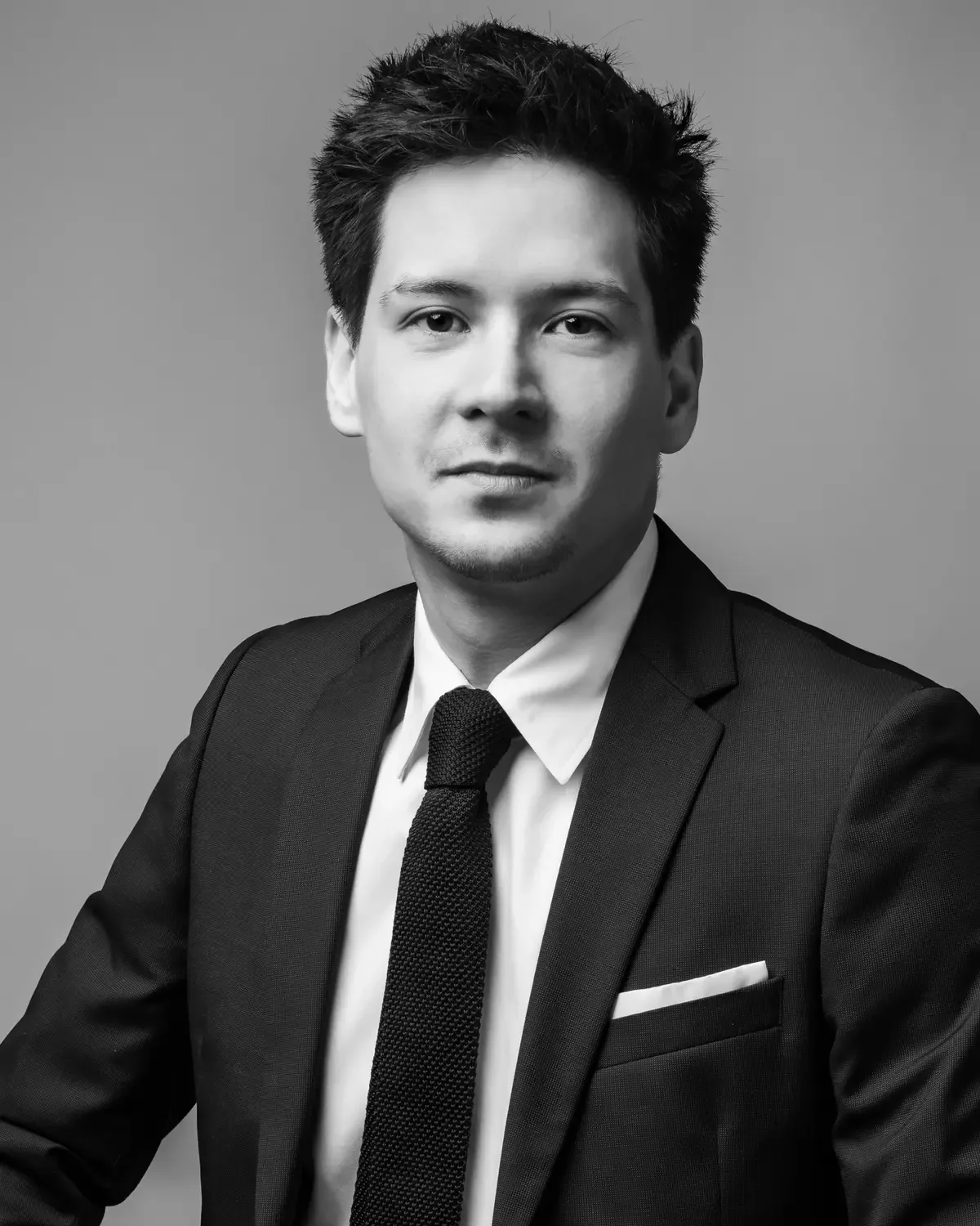 Portrait corporate noir et blanc d'un homme en costume