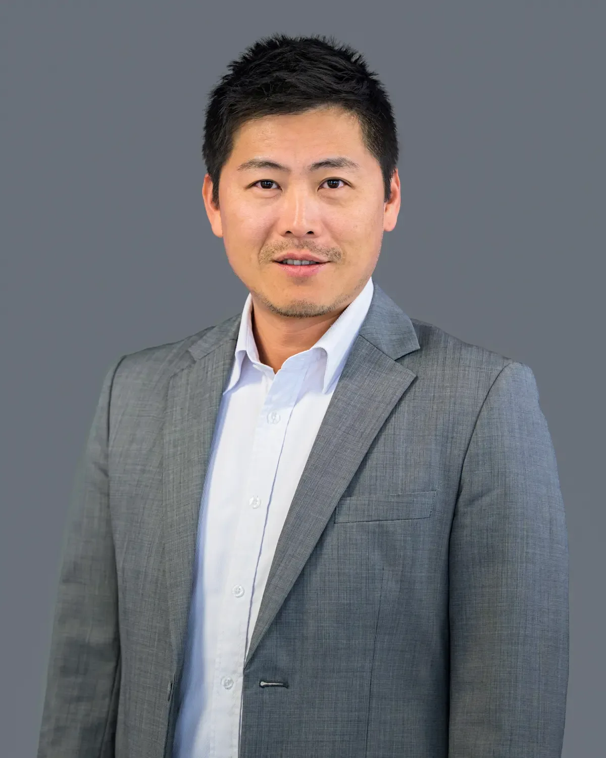 Portrait corporate d'un homme en costume gris