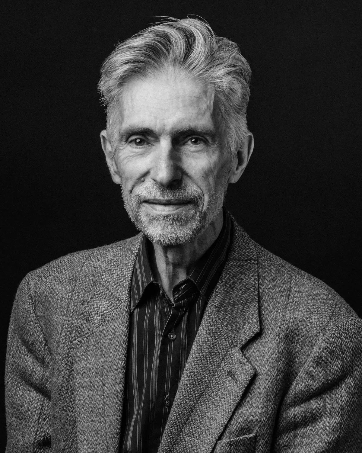 Portrait noir et blanc d'un homme aux cheveux blancs