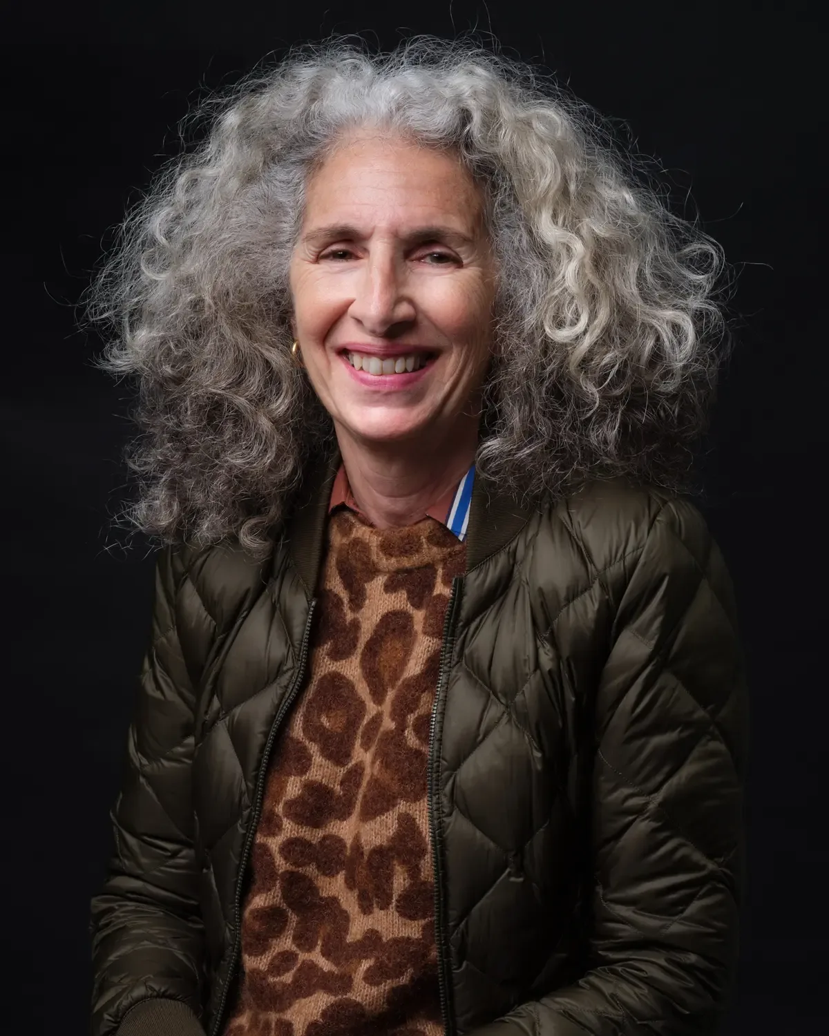 Portrait d'une femme aux cheveux bouclés gris