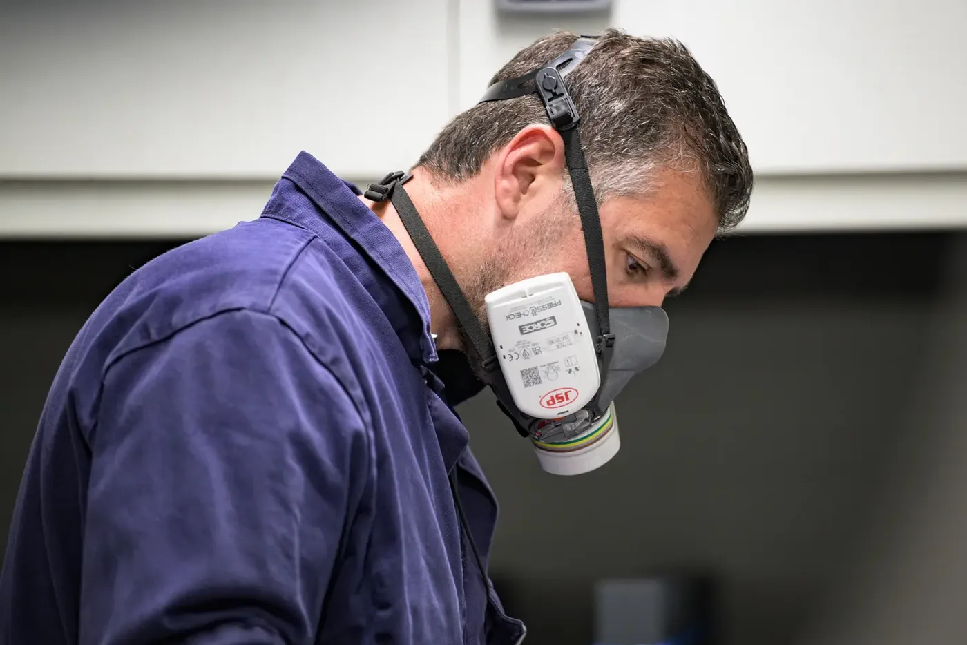 Opérateur en équipement de protection dans un atelier
