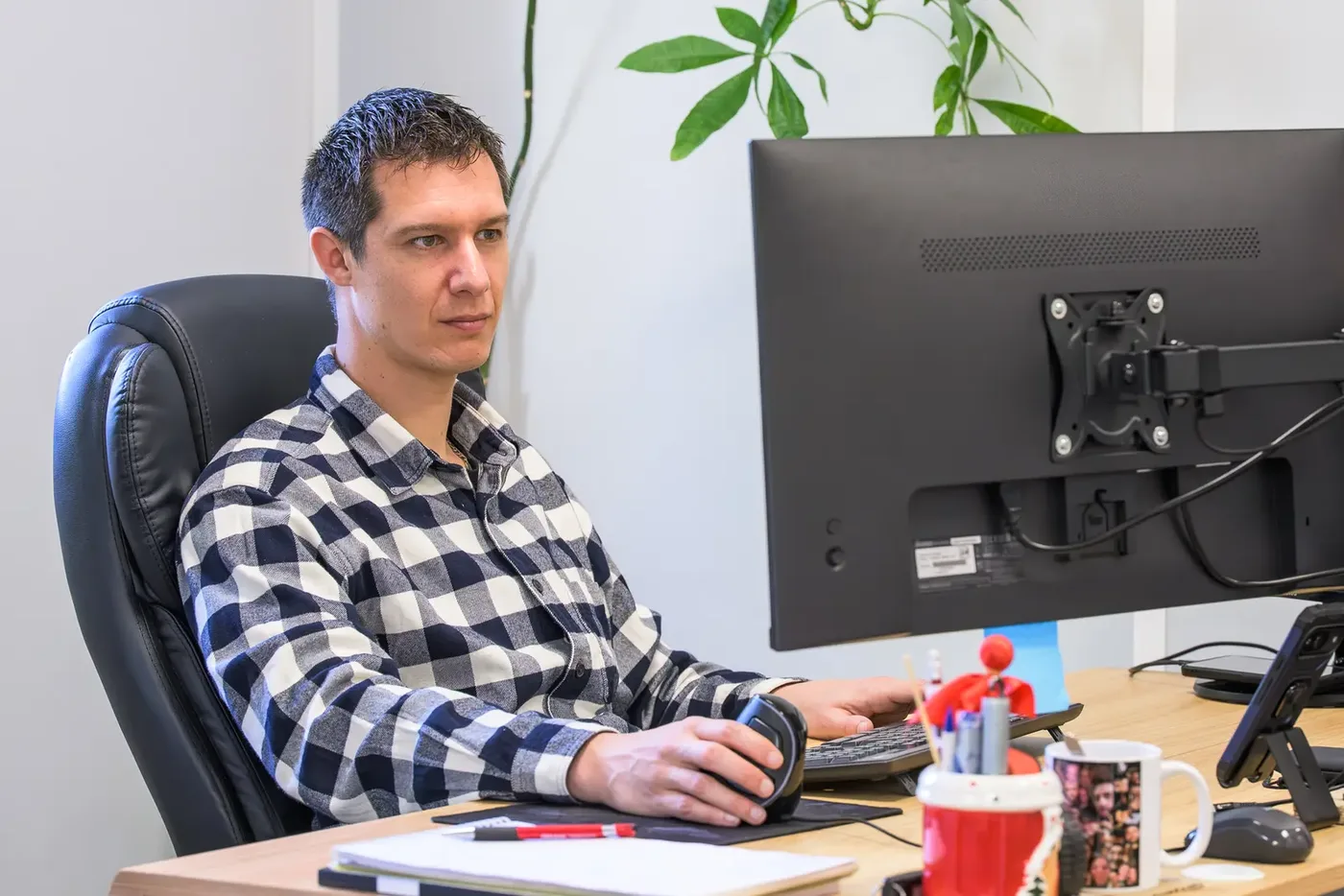 Collaborateur de PorteMetal au travail dans les bureaux du siège
