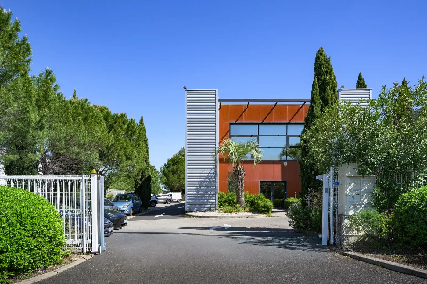 Bâtiment du siège de PorteMetal sous un ciel bleu