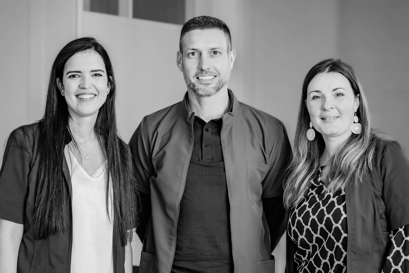 Portrait d'équipe du Pôle Rééducation & Orthèse en noir et blanc