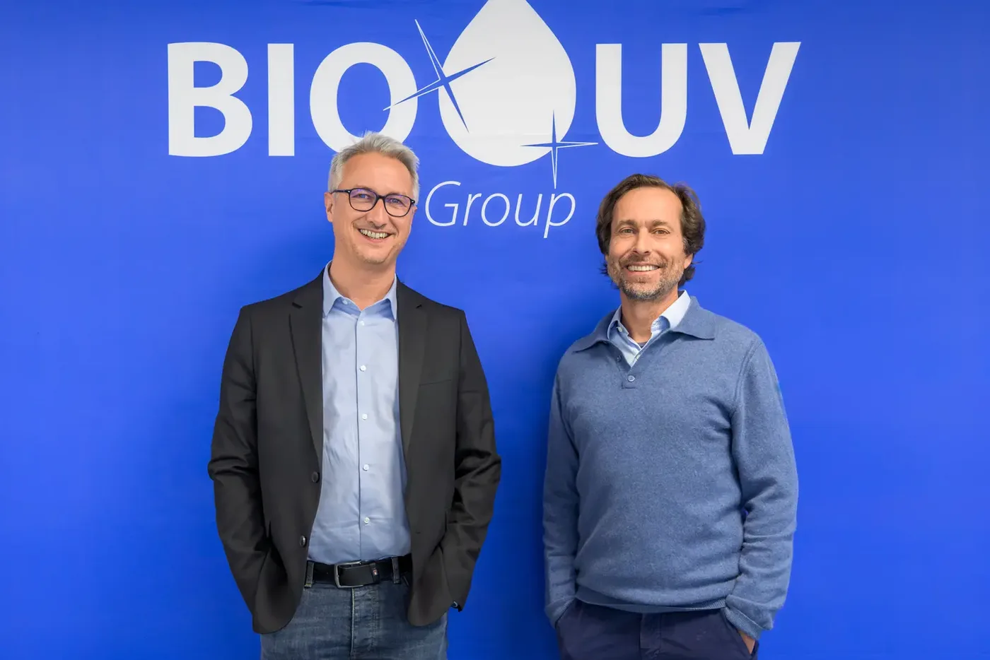 Dirigeants de BIO-UV Group devant le logo de l'entreprise