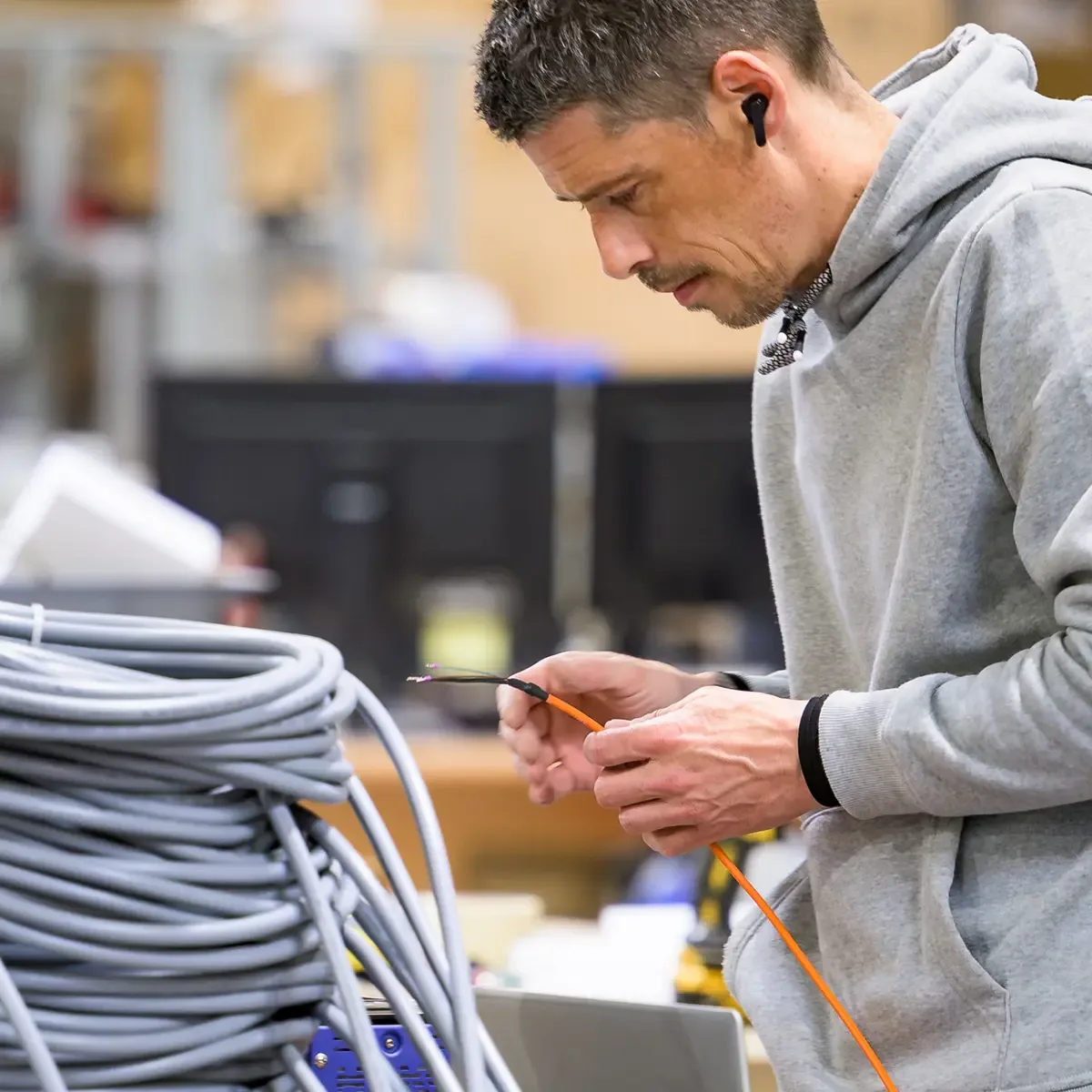 Technicien de BIO-UV Group au travail dans l'atelier de câblage