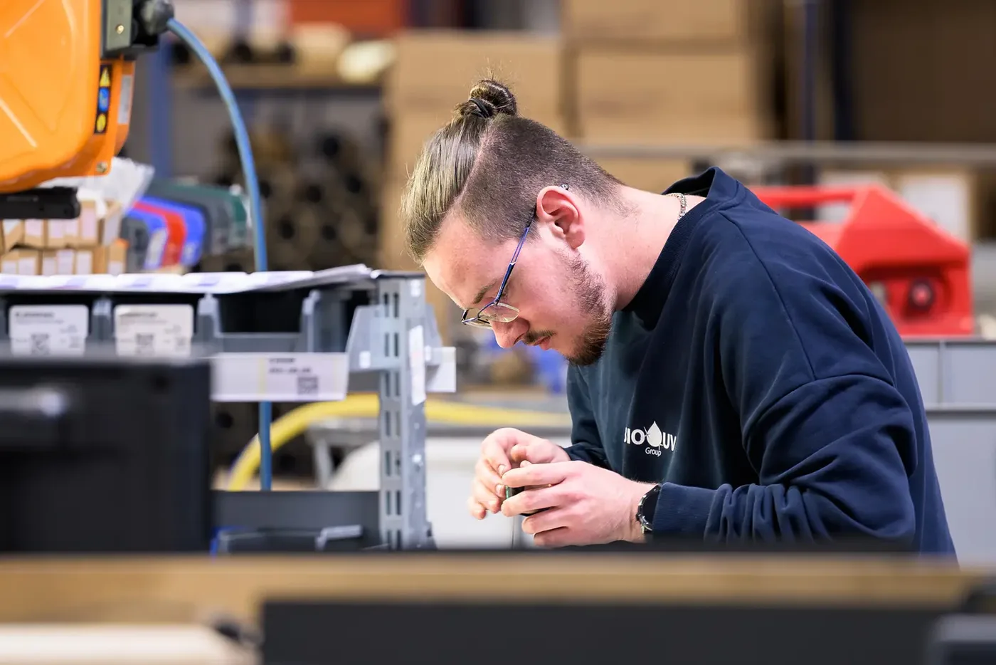 Technicien concentré à son établi