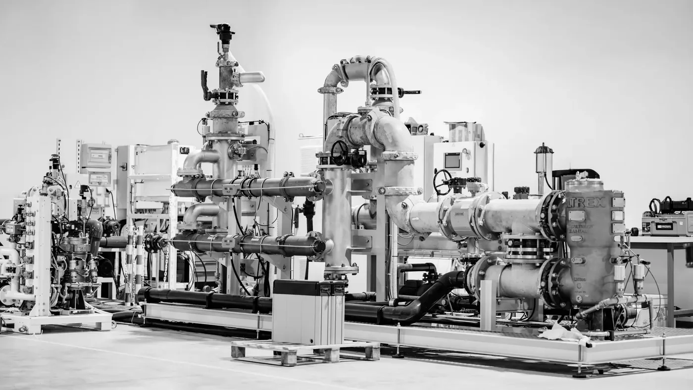 Installation industrielle photographiée en noir et blanc