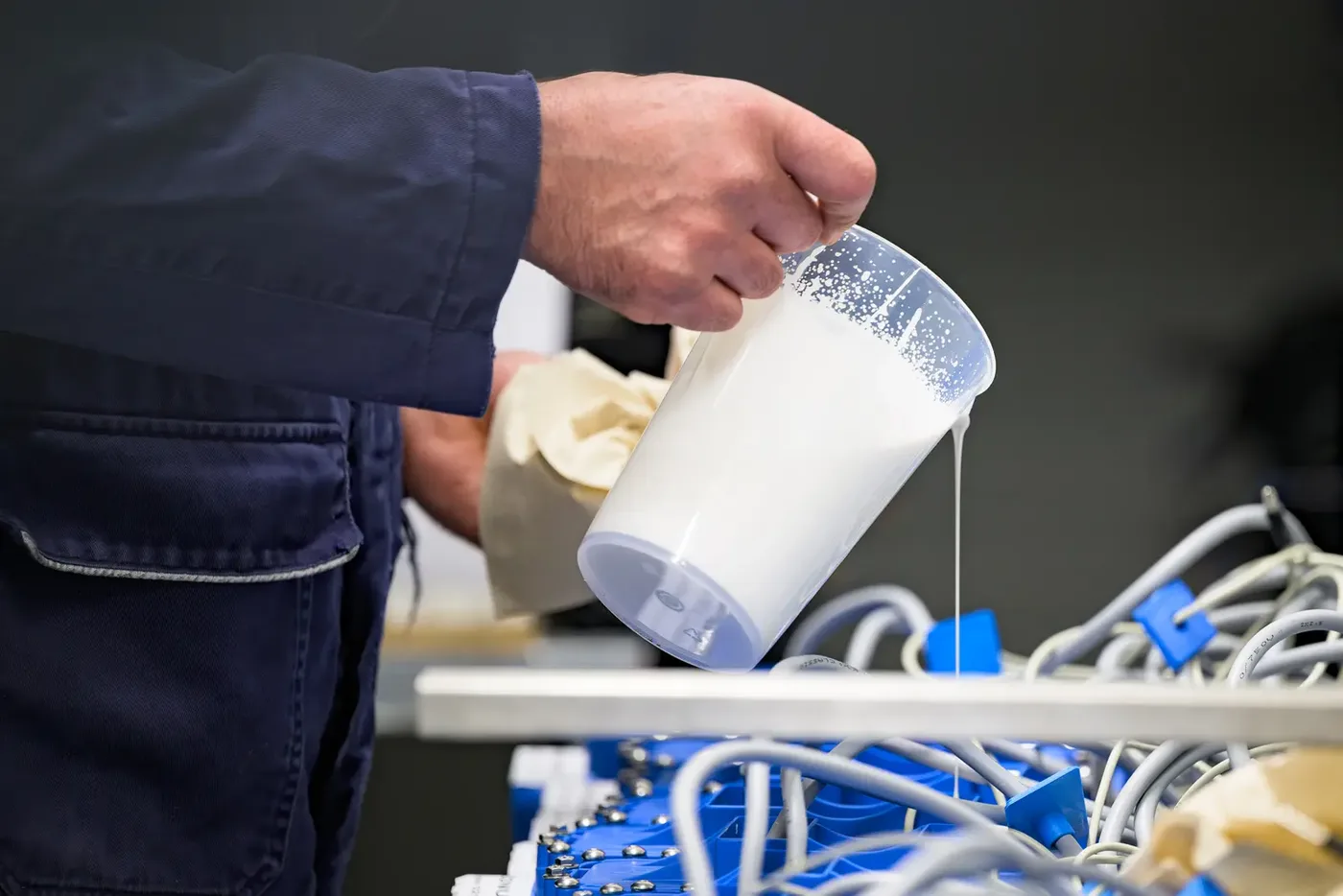 Geste de préparation dans l'atelier de BIO-UV Group