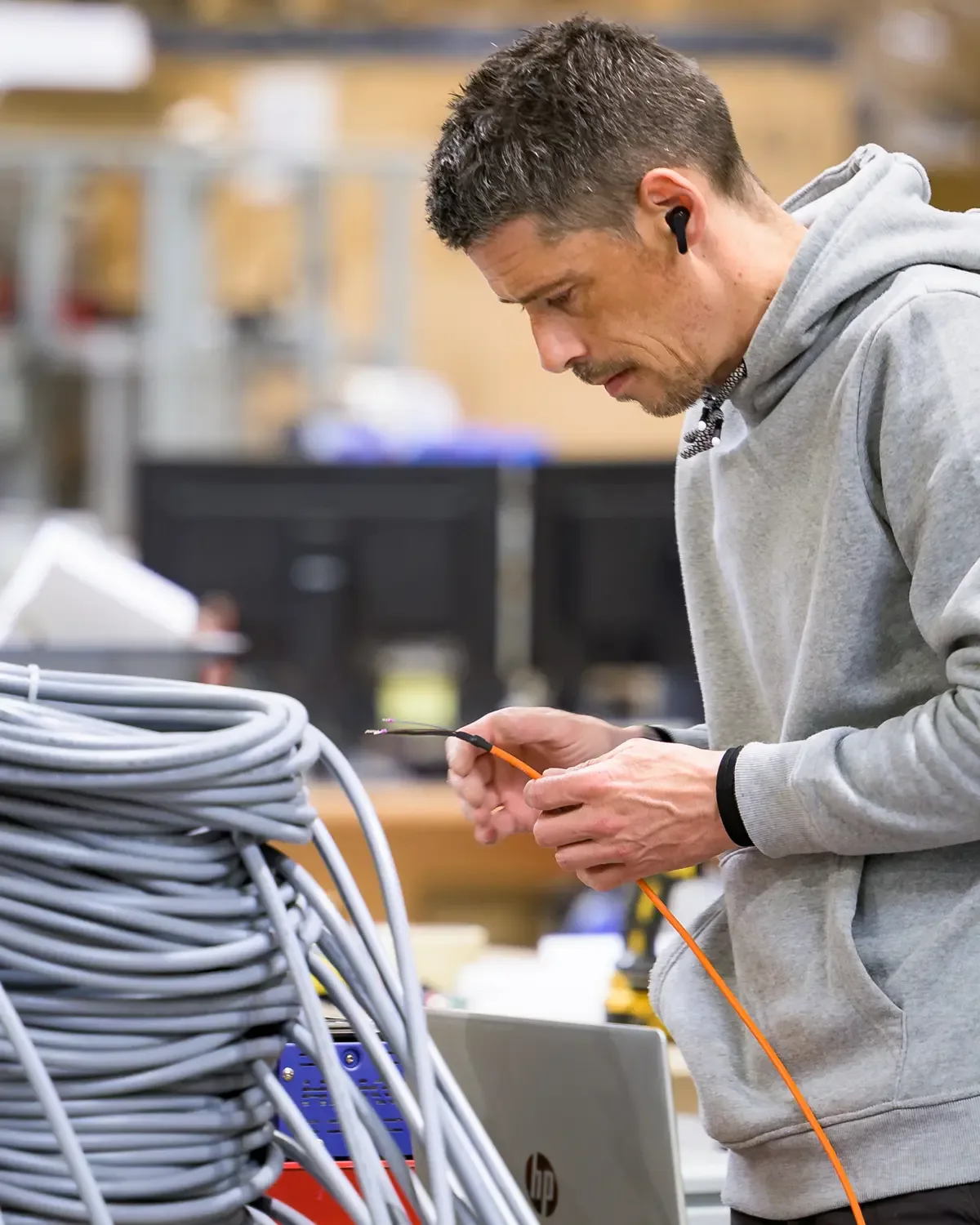 Technicien au travail dans un atelier de câblage