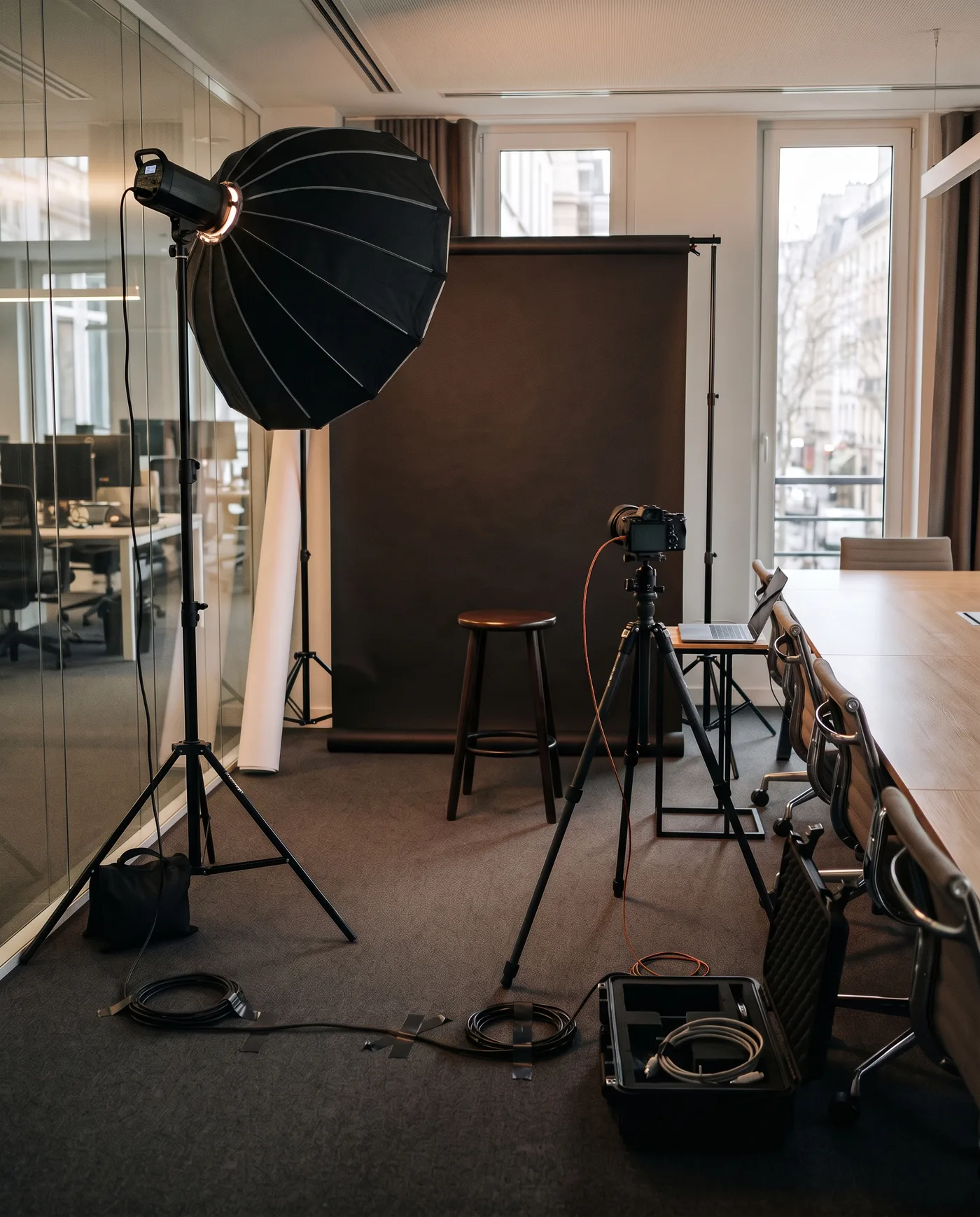 Illustration du studio mobile BLH Photographie installé dans une salle de réunion