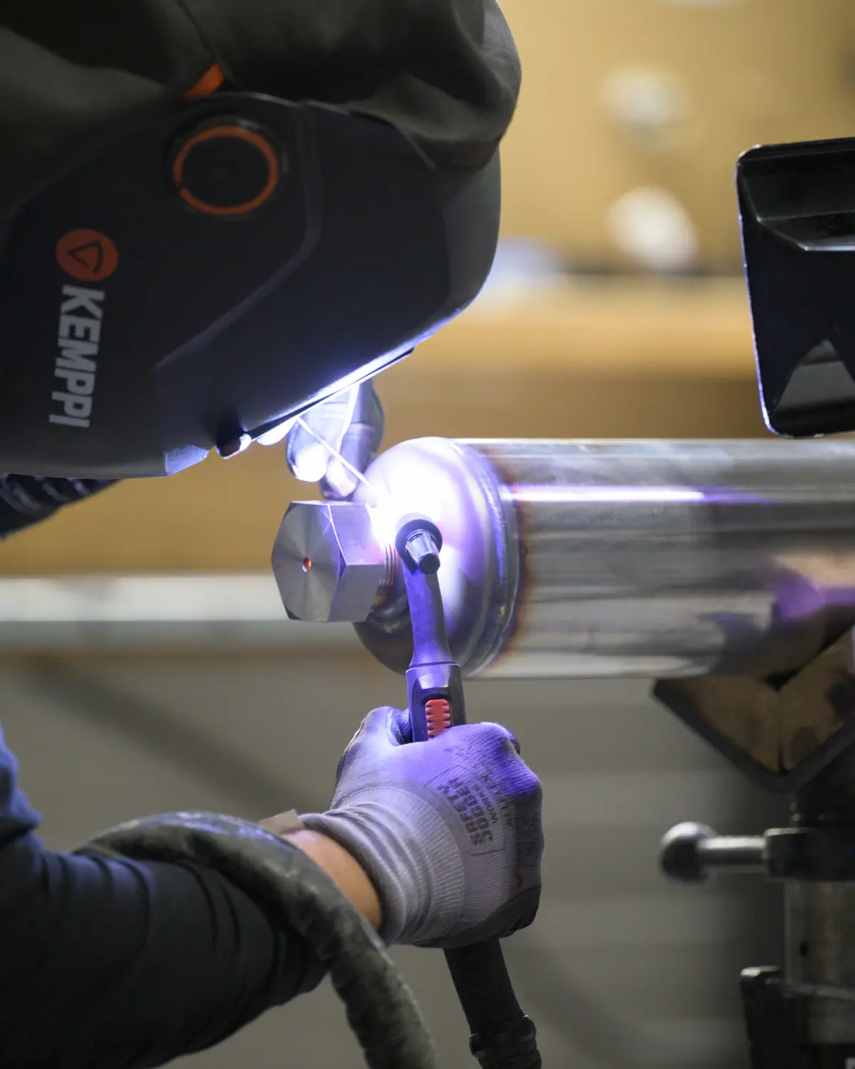 Geste métier de soudure photographié en reportage industriel en entreprise